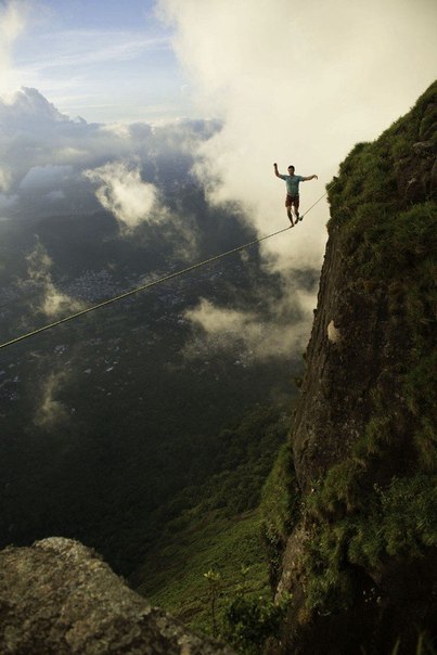 Экстремал Брайан Мосбо совершил прогулку по канату на высоте 850 метров над Рио-де-Жанейро