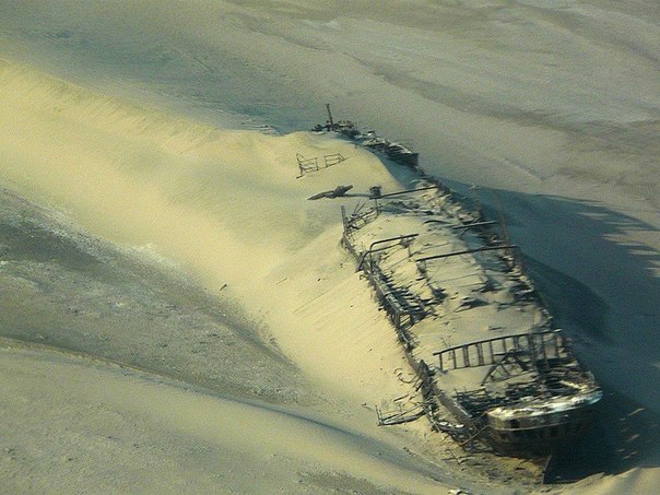  Эдвард Болен” – немецкое судно длиной около 100 метров, севшее на мель у побережья пустыни Намиб 5 сентября 1909 года. Корабль был построен в Гамбурге в 1891 году и ходил по маршруту Гамбург – Западная Африка. Однако быстрые течения и густые туманы, характерные для побережья пустыни Намиб, явились причиной катастрофы. Со временем море отдалилось, и корабль превратился в призрака пустыни.