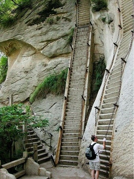 Невозможная лестница в горах ХуаШань, Китай