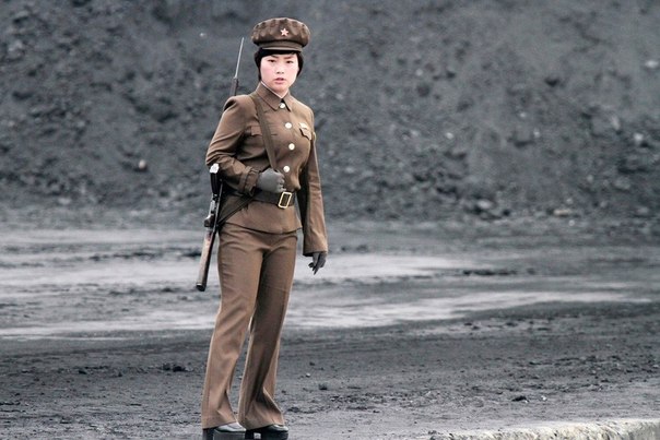 Северокорейские солдаты в городе Синыйджу, расположенном на границе с Китаем.
