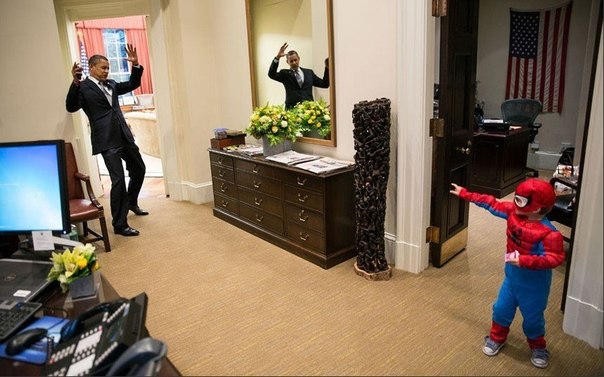Барак Обама играет с ребёнком сотрудника белого дома
