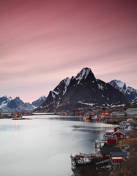 Рейне – маленькая живописная рыбацкая деревушка, расположенная на Лофотенских островах в Норвегии