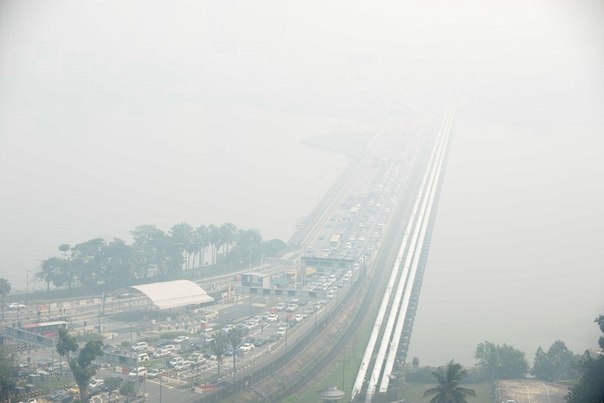Мост из Сингапура в Малайзию. Индекс загрязненности воздуха в Сингапуре превысил 400 единиц, что делает атмосферу опасной для пожилых и больных людей. 