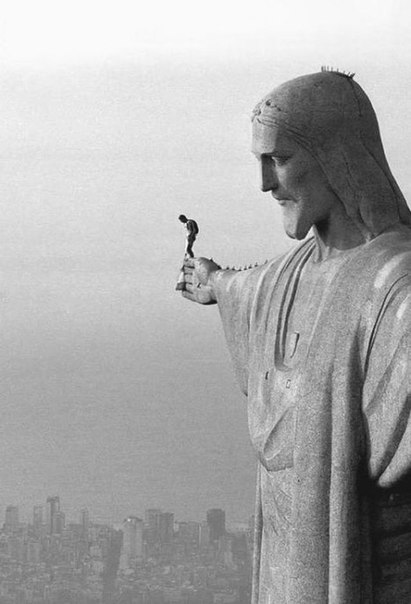 Прыжок Феликса Баумгартнера с руки статуи Христа-Искупителя в Рио-де-Жанейро (29 метров) - мировой рекорд по самому низкому прыжку в бейсджампинге