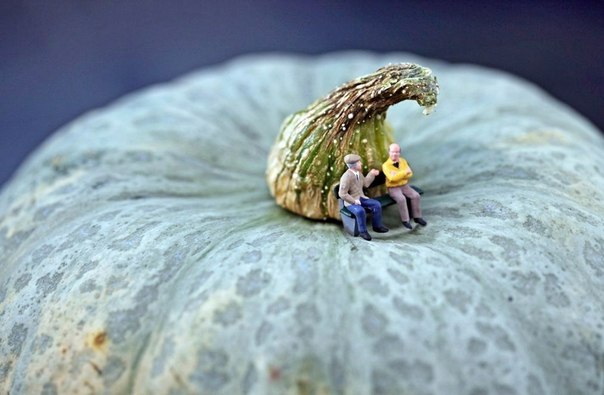 Крохотные человечки в мире еды в серии фотографий Кристофера Боффоли