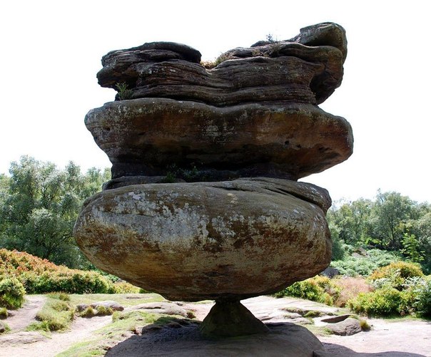 Балансирующий камень в английском местечке Бримхэм Рокс