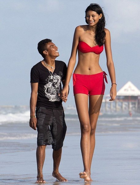 Самая высокая в мире девочка-подросток – Элисани да Крус Сильва. Ее рост – 2,03 метра. Она живет в Салинополисе в Бразилии и встречается с парнем Франсинальдо да Сильва Карвалхо, рост которого 1,63 метра.
