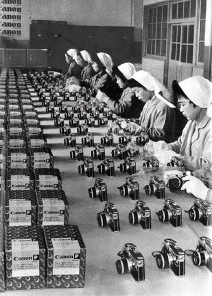 Сборка первых фотоаппаратов Canon, Токио, Япония, 1934 год.