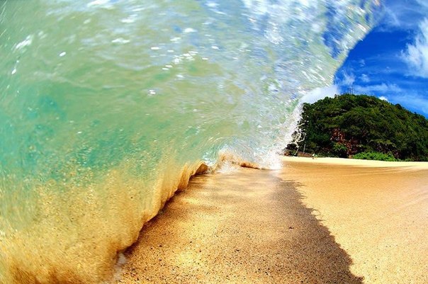 Американский фотограф Кларк Литтл живет на Гавайях, где снимает удивительной красоты волны.