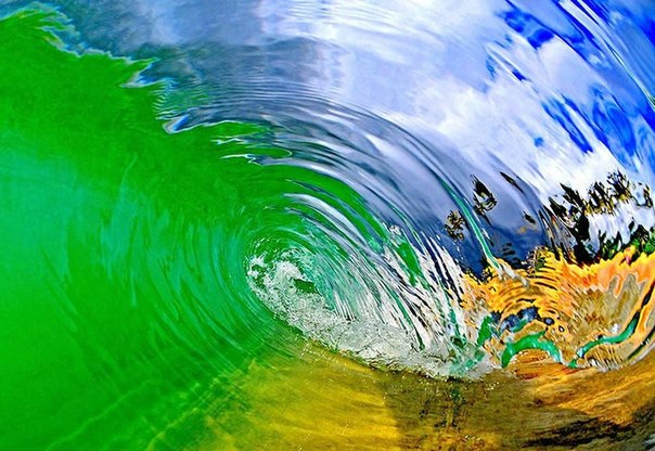 Американский фотограф Кларк Литтл живет на Гавайях, где снимает удивительной красоты волны.