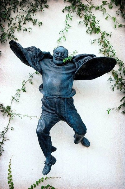 Памятник Сергею Параджанову - советскому кинорежиссёру и сценаристу - в Тбилиси