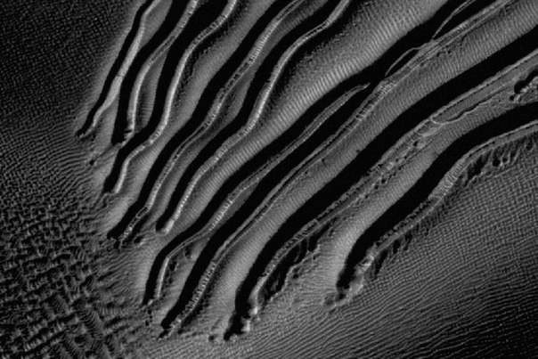Снимок поверхности Марса, сделанный c многофункциональной автоматической межпланетной станции НАСА. Так называемые линейные овраги являются следами блоков «сухого льда», которые съезжают с возвышенностей и затем испаряются. Длина самого длинного линейного оврага в районе кратера Рассела составляет почти 2 км