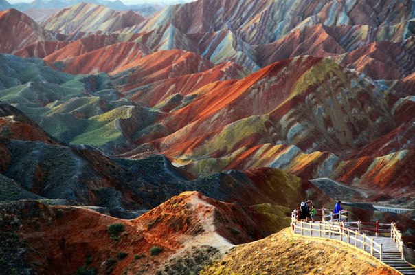 Цветные горы Китая, известные под названием ландшафт Дэнксия