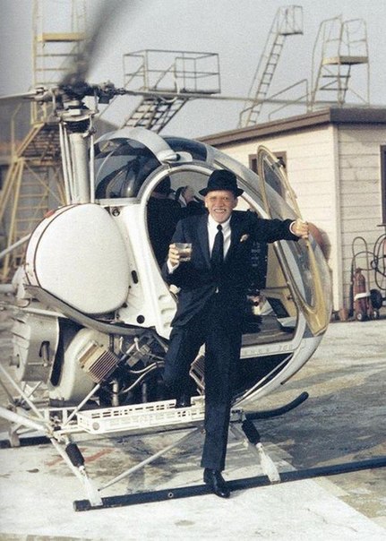 Фрэнк Синатра выходит из собственного вертолета, Голливуд, США, 1964