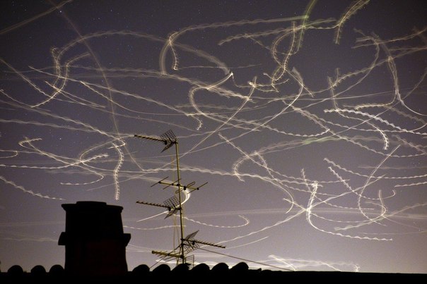 Снимок, сделанный с использованием длинной выдержки, который позволяет увидеть траекторию полета чаек, Рим, Италия