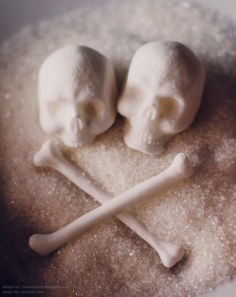 Художник и дизайнер под псевдонимом Snow Violent воплотил идею «сахар — это белая смерть» в виде крупиц сахара, спрессованных в форме черепа и костей.