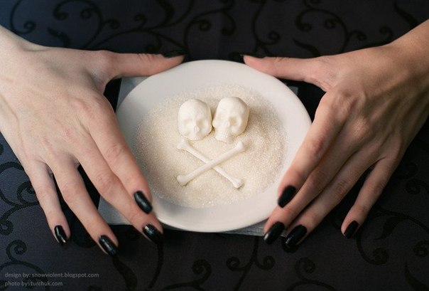 Художник и дизайнер под псевдонимом Snow Violent воплотил идею «сахар — это белая смерть» в виде крупиц сахара, спрессованных в форме черепа и костей.