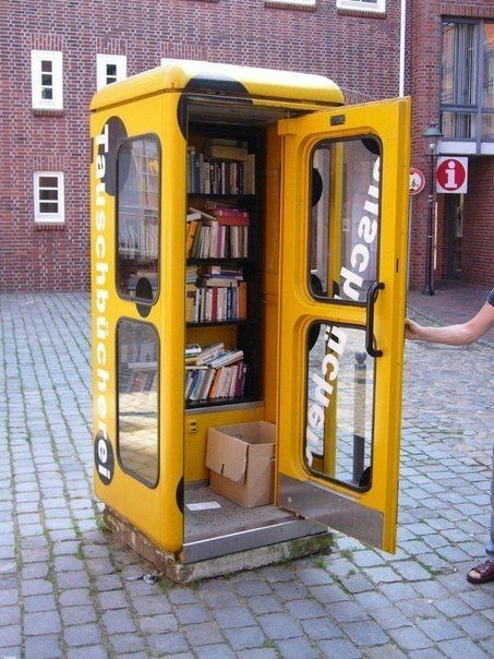 В Германии старые телефонные будки используют для обмена книгами