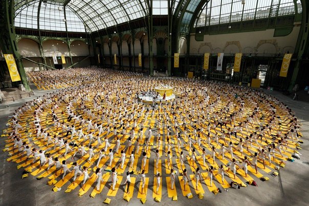 Участники массовой практики йоги в парижском Гран-Пале