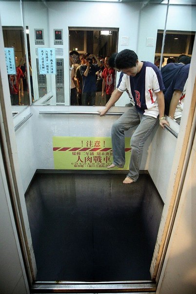 Трехмерный рисунок на полу лифта