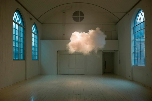 Сбалансировав температуру, влажность и освещение, датский художник Berndnaut Smilde создал облако в центре комнаты.