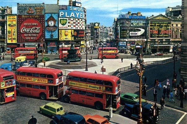 Лондонская площадь Пикадилли в 1963 году