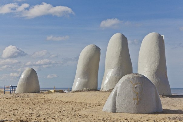 Огромная рука, поднимающаяся из песка на пляже Пунта-дель-Эсте, Уругвай