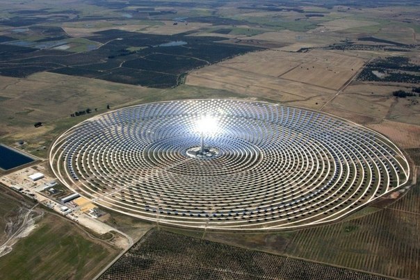 Первая в мире коммерческая солнечная электростанция Гемасолар, способная функционировать круглые сутки и в любую погоду. Фуэнтес-де-Андалусиа, Испания