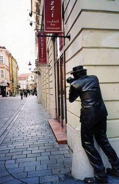 Памятник папарацци, Братислава, Словакия