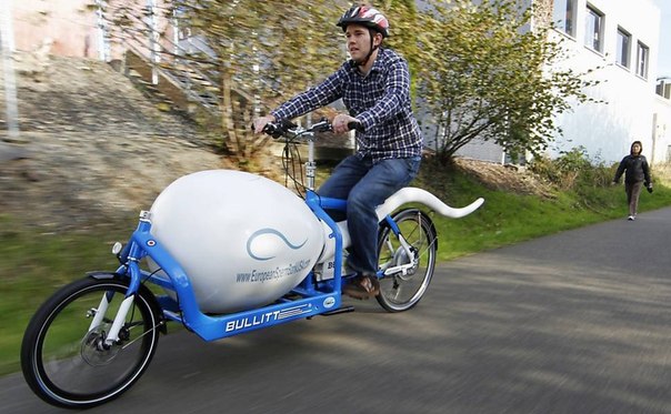Работник Банка спермы Сиэтла едет на фирменном велосипеде