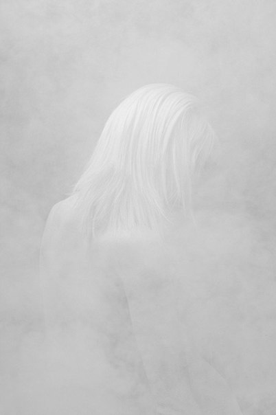  Сирены” – это серия работ художника Алекса Вайна (Alex Wein), изображающая загадочные человеческие фигуры, появляющиеся из белого туманного дыма.