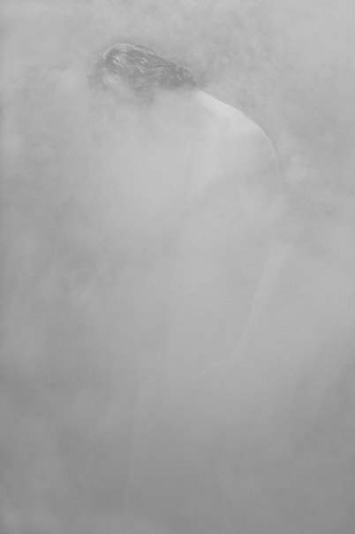 Сирены” – это серия работ художника Алекса Вайна (Alex Wein), изображающая загадочные человеческие фигуры, появляющиеся из белого туманного дыма.