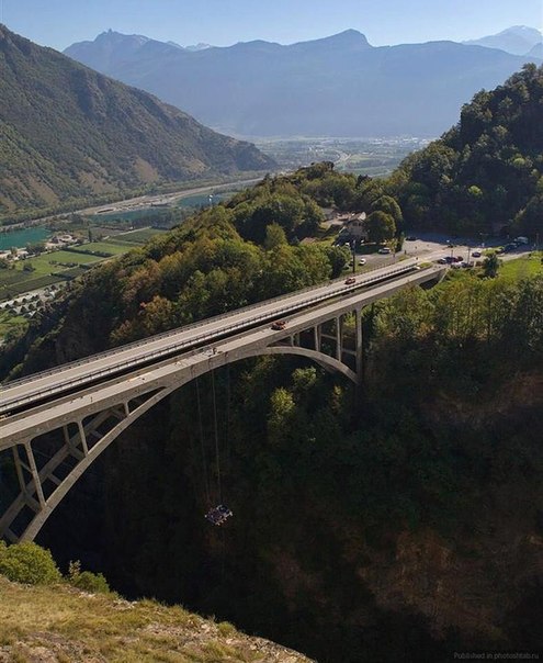 В Швейцарии под мостом Геро, слегка покачиваясь, висит самая настоящая ванна-джакузи, которая предназначена для любителей экстрима и необычного отдыха. Конструкция рассчитана на 24 человека. Чтобы попасть в джакузи, необходимо спуститься на платформу с моста, используя специальное альпинистское снаряжение.