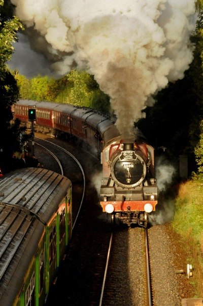 Уэльский дуэт фотографов, состоящий из отца и сына Робина и Талисина Кумбс, стремится передать красоту железных дорог через свои драматичные и притягательные работы.