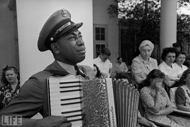 Photo by Ed Clark, 1945. Старшина Грэм Джексон играет «Goin  Home» на похоронах президента Рузвельта 12 апреля 1945 года.