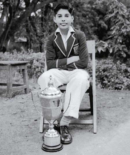 12-летний Фредди Меркьюри с кубком за участие в юношеском многоборье. Школа Святого Петра в Панчгани. Индия. 1958 год.