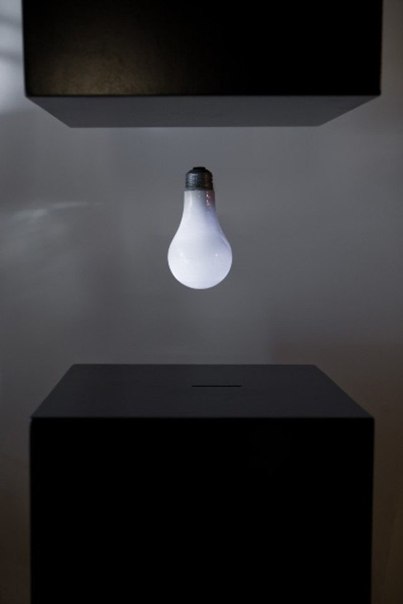 Light bulb – проект на грани научной фантастики. Лампочка может светиться и стабильно плавать в воздухе на протяжении многих лет без какого-либо физического контакта.