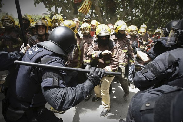 Полиция разгоняет демонстрацию пожарных в Барселоне