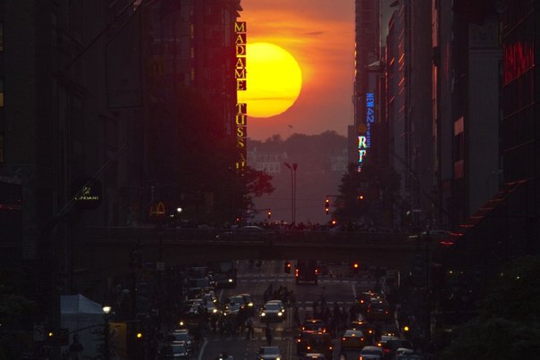 Явление под названием «Манхэттенхендж», Нью-Йорк, США. Термин ввел астрофизик Нил Деграсс Тайсон для описания четырех дней в году, когда заходящее или восходящее Солнце можно наблюдать с поперечных улиц Манхэттена