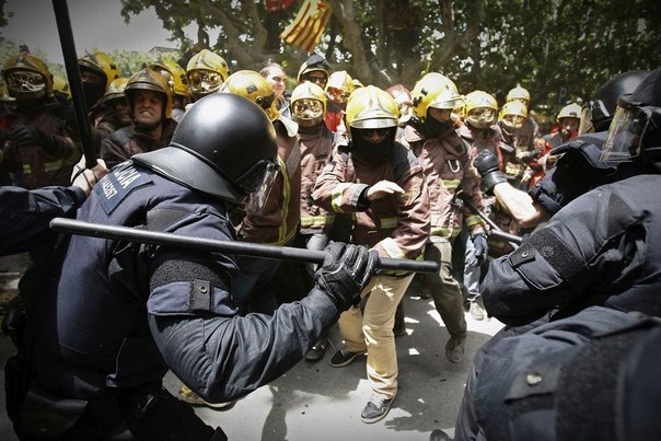 Полиция разгоняет демонстрацию пожарных, Барселона, Испания. Митингующие протестовали против политики жесткой экономии, которую проводят каталонские власти.