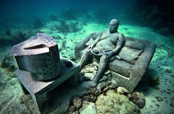 Скульптура мужчины в реальную величину на дне океана