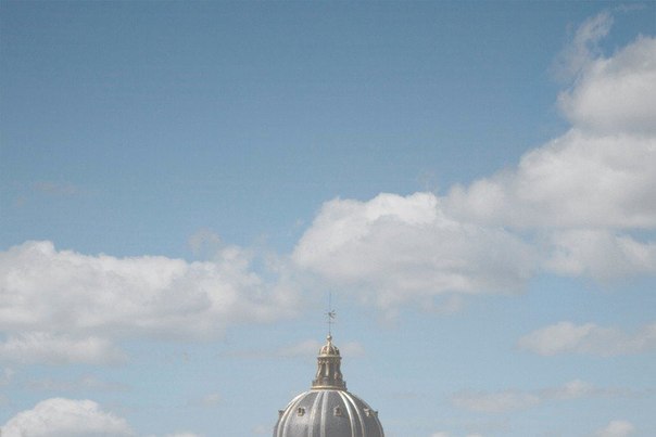 "Голова в облаках" - серия бруклинского фотограф Кейтлин Ребеско. На фотографиях она создает уникальный портрет Парижа, сосредоточив внимание на вершинах знаковых зданий на фоне голубого неба с белыми облаками.