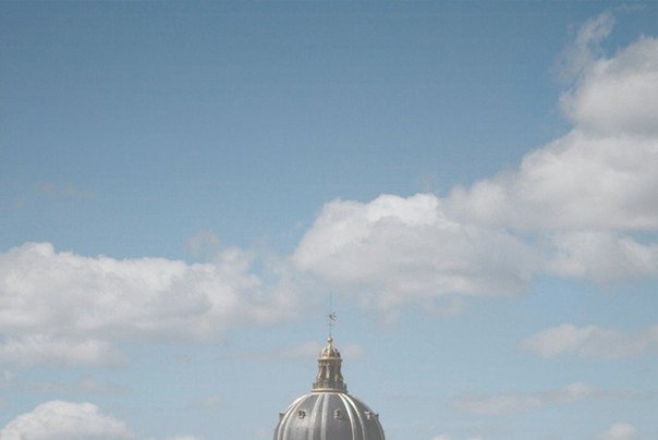 "Голова в облаках" - серия бруклинского фотограф Кейтлин Ребеско. На фотографиях она создает уникальный портрет Парижа, сосредоточив внимание на вершинах знаковых зданий на фоне голубого неба с белыми облаками.