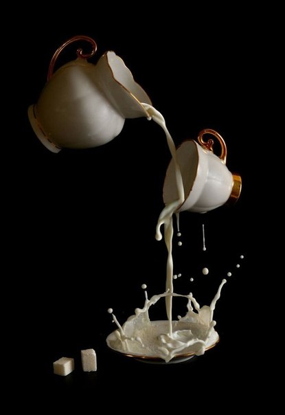 Фотограф Egor N представил серию снимков под названием Coffee time. На фотографиях, сделанных при помощи высокоскоростной съемки, запечатлена красота всплесков и брызг молока.
