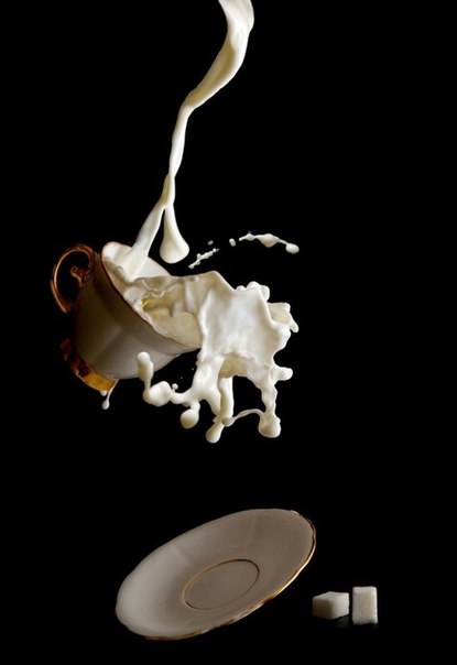 Фотограф Egor N представил серию снимков под названием Coffee time. На фотографиях, сделанных при помощи высокоскоростной съемки, запечатлена красота всплесков и брызг молока.