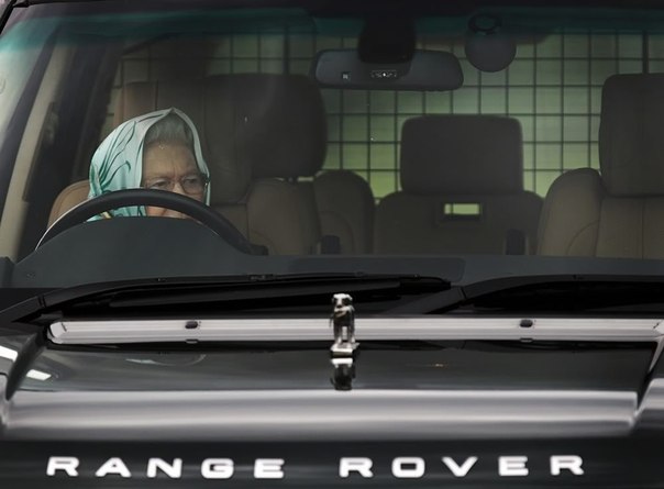 Королева Англии Елизавета II за рулем Range Rover