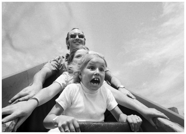 Отец с дочерьми катается на американских горках. Кони-Айленд. США. 1976 год.