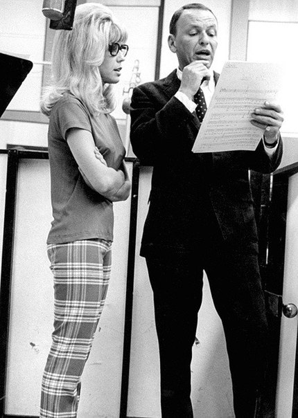 Фрэнк Синатра и его дочь Нэнси записывают песню 'Something Stupid', 1967 г.