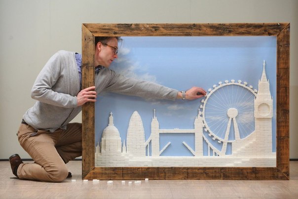 Англичанин Крис Нейлор создал белоснежную панораму Лондона, использовав в качестве «строительного» материала 2186 кубиков рафинада.