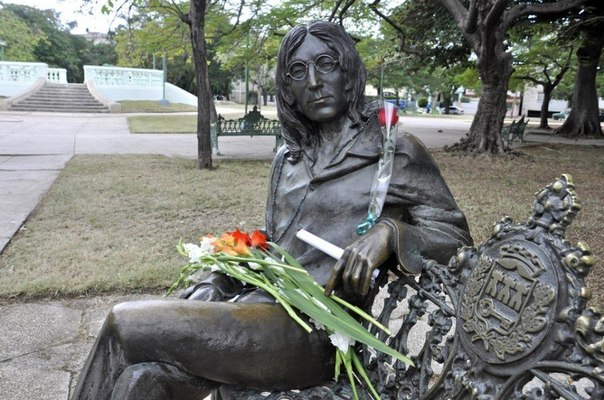 Памятник Джону Леннону в парке его имени в Гаване